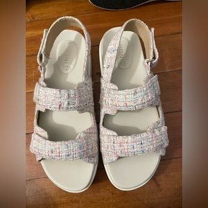 Like new condition Vionic sandals. Multi colored